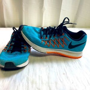 Nike women's tennis shoes. Size 8. Zoom Pegasus 32